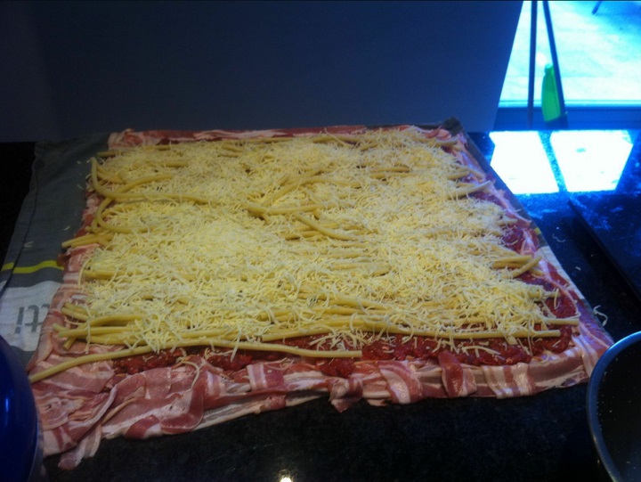 05 - Bacon-Teppich mit Mett, Makkaroni und Käse